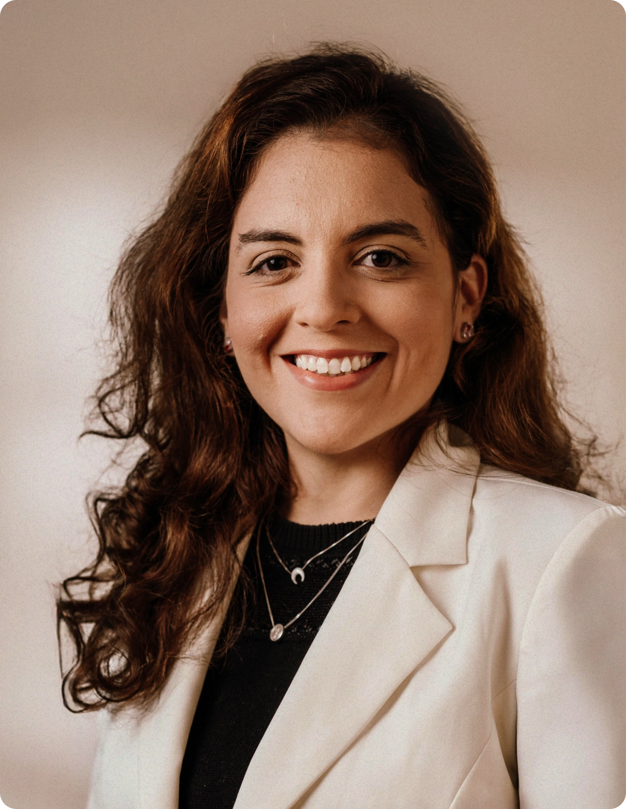 Foto de uma mulher sorrindo com cabelos soltos